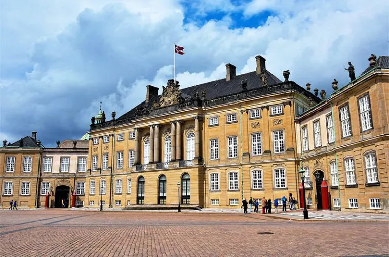 Главные достопримечательности Дании - Дворец Амалиенборг