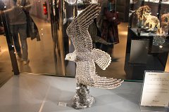 Птица с кристаллами Swarovski в фирменном магазине в Ваттенсе, Австрия