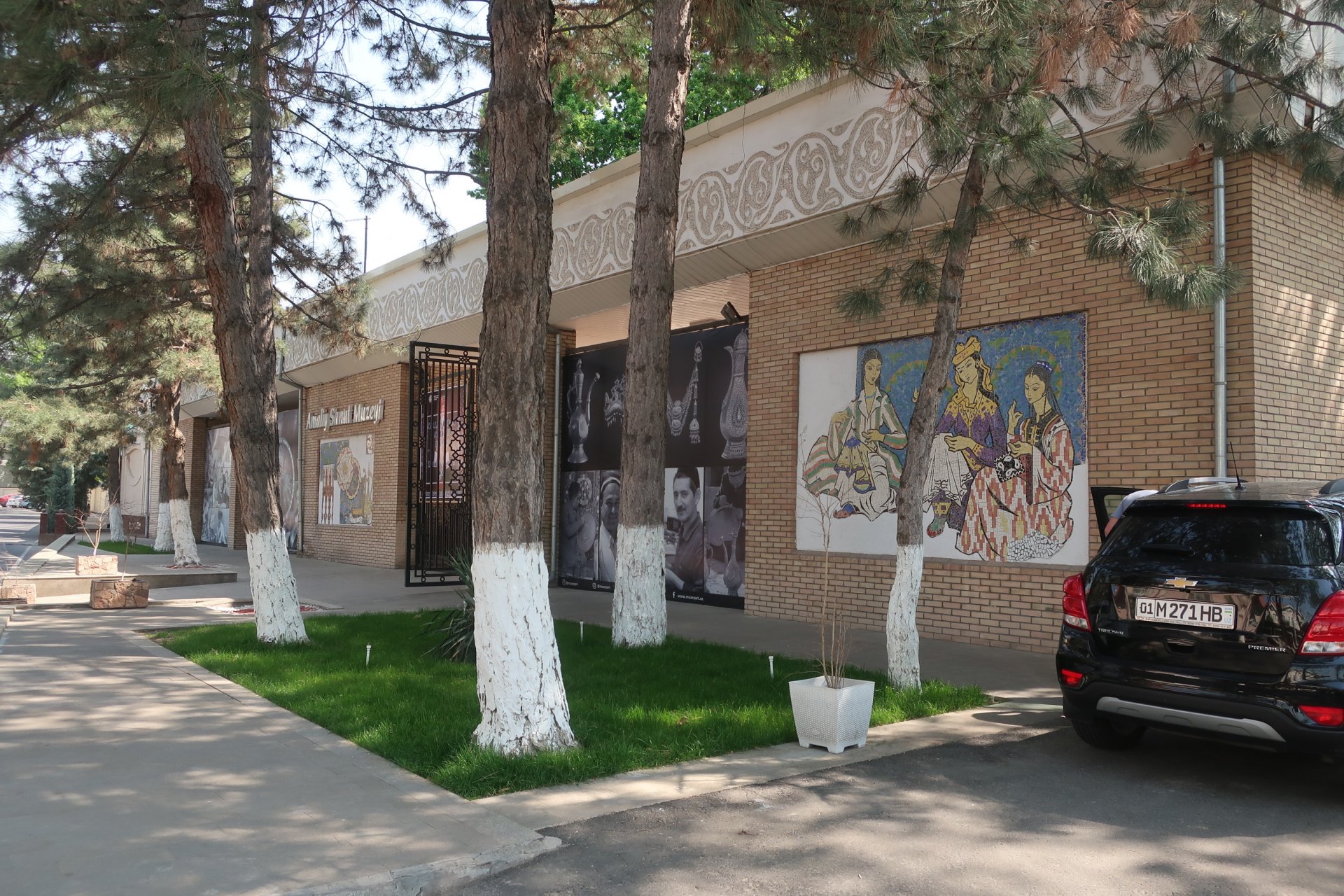 Вход в музей прикладного искусства Узбекистана