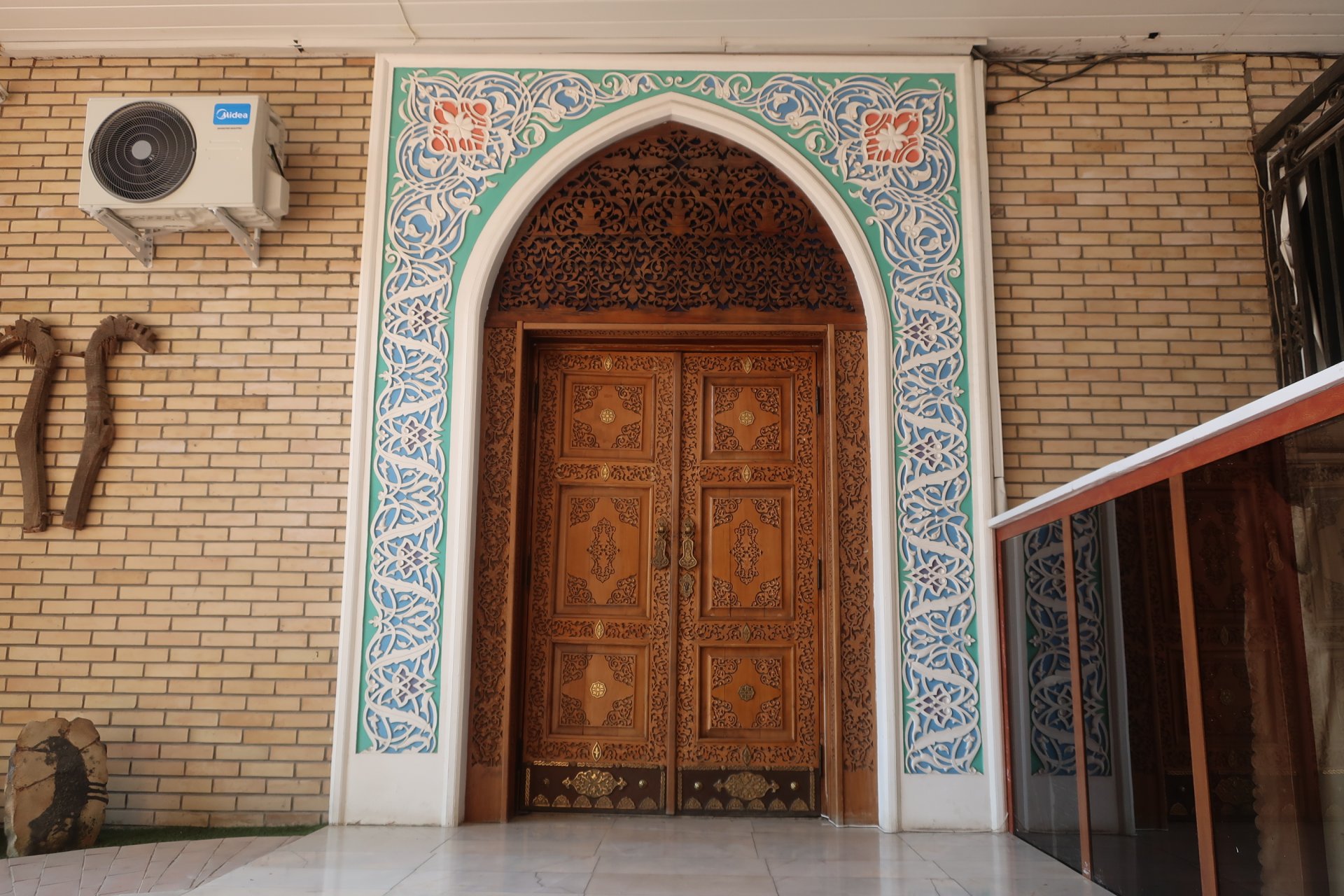 Орнамент двери в музее прикладного искусства в Ташкенте