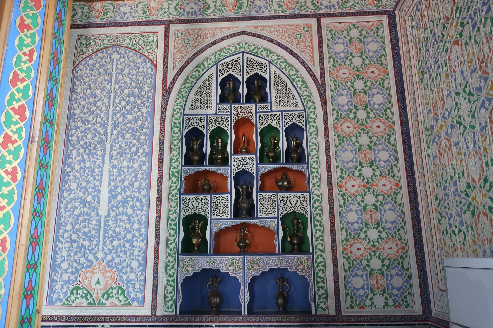 Стена с коллекцией расписных кувшинов в музее прикладного искусства Узбекистана