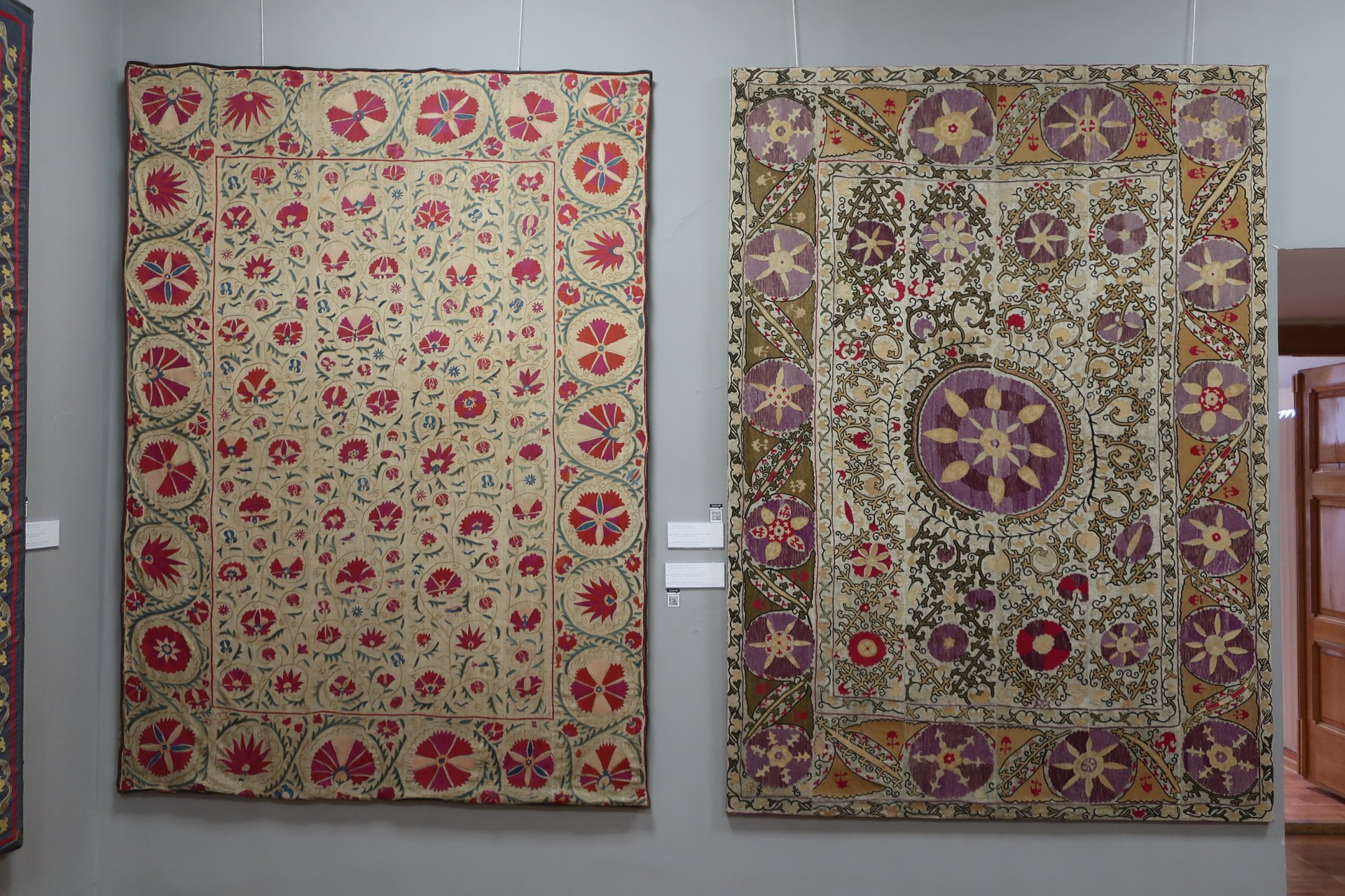 Сюзане - узбекская настенная вышивка шелком на хлопчатобумажной ткани