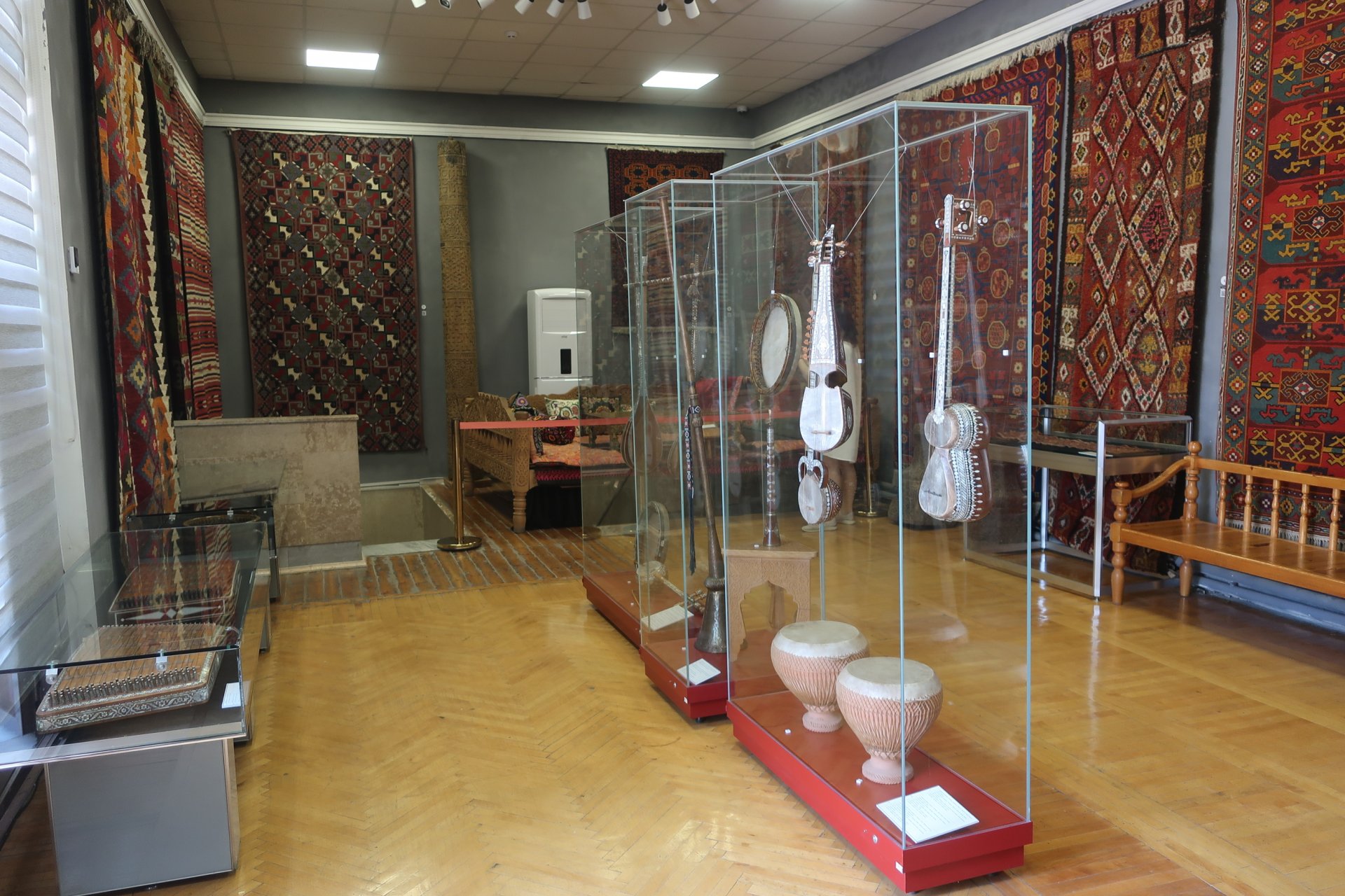 Музыкальные инструменты в музее прикладного искусства Узбекистана
