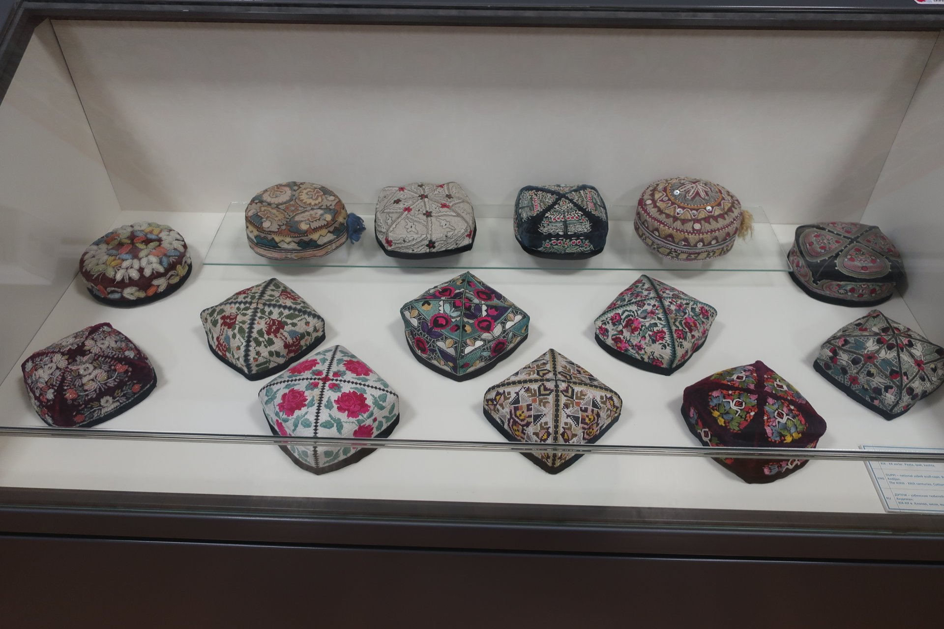 Тюбетейки в музее прикладного искусства Узбекистана