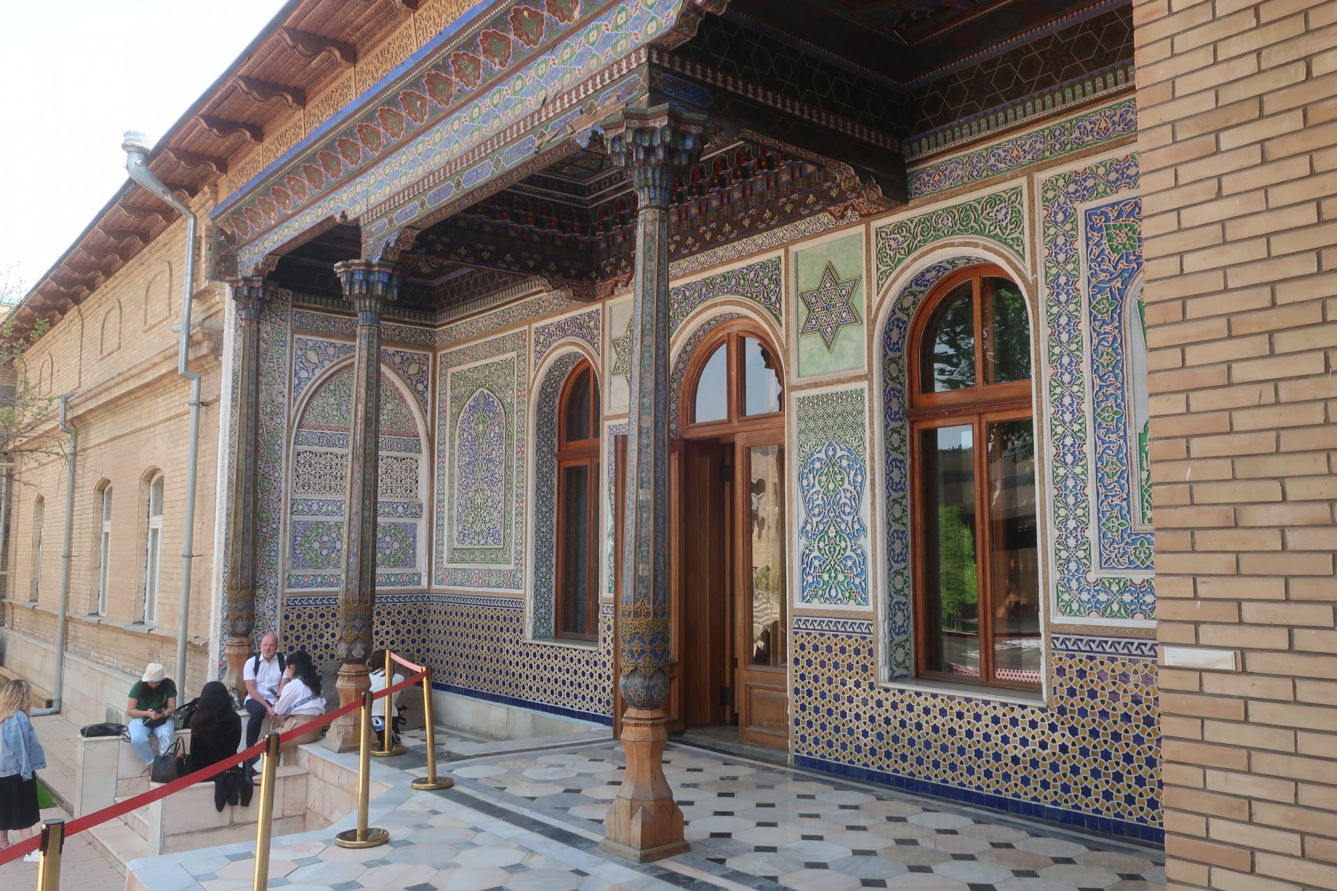 Вход во внутренние помещения музея прикладного искусства Узбекистана