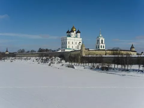 Вид на Псковский кремль с моста через реку Великая