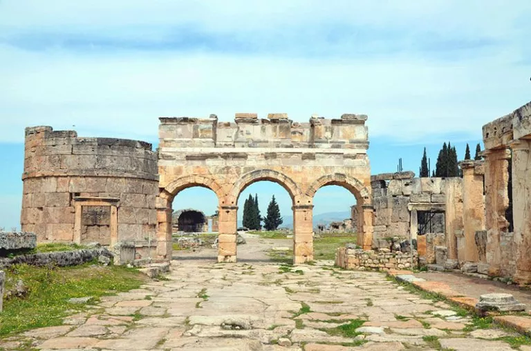 Главные достопримечательности Памуккале - Древний город Иераполис