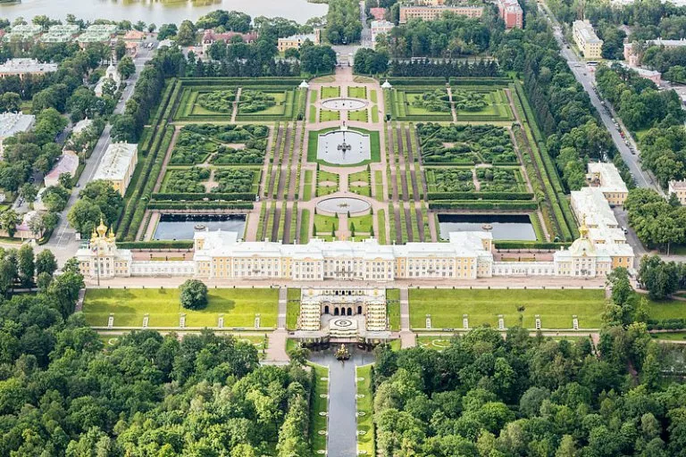Главные достопримечательности России - Большой Петергофский дворец