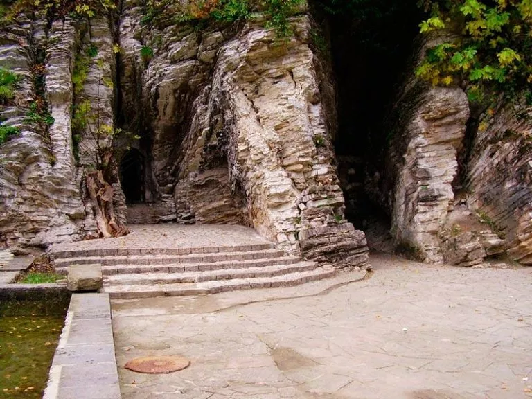 Главные достопримечательности Сочи - Мацестинские пещеры
