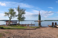 Вид с берега на калязинскую колокольню на воде, лето 2021 г.