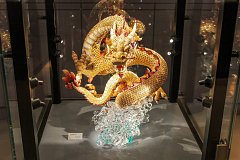 Китайский дракон с кристаллами Swarovski в фирменном магазине в Ваттенсе, Австрия