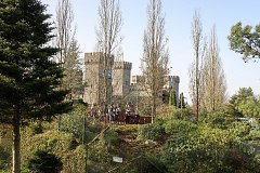 Средневековый замок в парке развлечений Леголенд в Дании