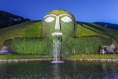 Голова великана - вход в музе Сваровски в Австрии