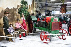 Немецкая семья - экспонат музея техники Зинсхайм в Германии 