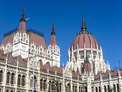 Башни здания Венгерского парламента в Будапеште