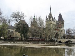 Замок Вайдахуняд в парке Варошлигет в Будапеште