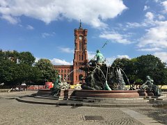 Красная ратуша и фонтан на площади Александерплатц в Берлине