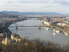 Река Дунай в центре Будапешта - вид со смотровой площадки на горе Геллерт