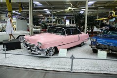 Розовый Кадиллак в музее техники Зинсхайм в Германии