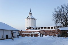 Вид из внутреннего двора Кирилло-Белозерского монастыря на Белозерскую башню