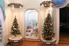 Образцы новогодних елок в музее рождественской игрушки в Великом Устюге