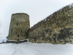 Изборская крепость - стена и башня