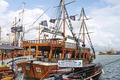 Пиратский корабль в городе Алания в Турции