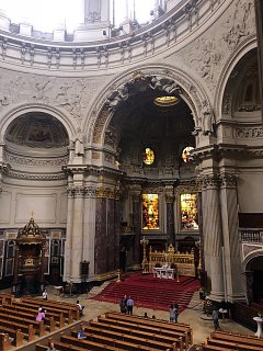 Внутри кафедрального собора в Берлине