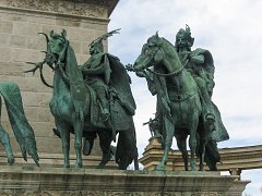 Статуи венгерских вождей на площади Героев в Будапеште