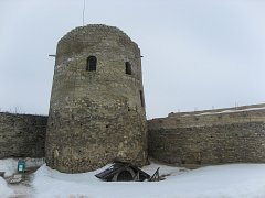 Внутренний двор Изборской крепости - стены и башня Луковка