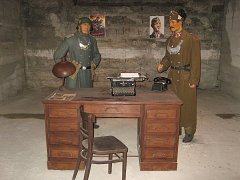 Немецкий и венгерские солдаты - сцена из музея в Цитадели Будапешта