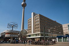 Вид на берлинскую телебашню на площади Александерплатц