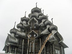 Купола Преображенской церкви на острове Кижи