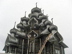 Купола Преображенской церкви на острове Кижи