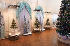 Елки в музее новогодней игрушки в Великом Устюге