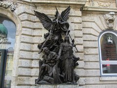 Скульптура на стене исторического музея в Будапеште