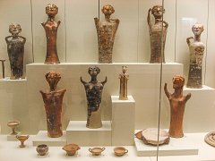 Фигурки в археологическом музее Микены