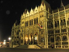 Подсветка здания Венгерского парламента в Будапеште