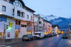 Инсбрукер-Штрассе - центральная улица города Ваттенс в Австрии