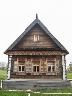 Крестьянский дом в музее деревянного зодчества в Суздале