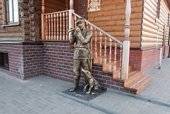 Скульптура охотника в городе Нерехта