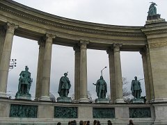 Статуи исторических деятелей Венгрии на площади Героев в Будапеште