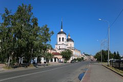 Вид с улицы на Богоявленский собор в Томске