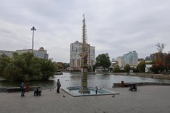 Памятник 300-летию города у Комсомольского пруда в Липецке