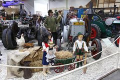 Сценка с немецкими фермерами - экспонат музея техники Зинсхайм в Германии 