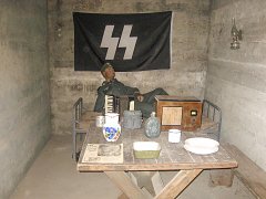 Солдат войск СС на отдыхе - сцена из музея в Цитадели Будапешта