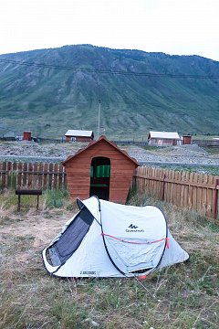 Палатка в кемпинге на Алтае