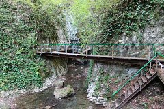 Дорога к Свирскому водопаду в Свирском ущелье