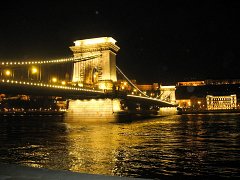 Ночная подсветка цепного моста Сечени в Будапеште