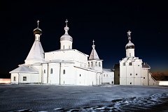 Храмовый комплекс Ферапонтова монастыря зимним вечером
